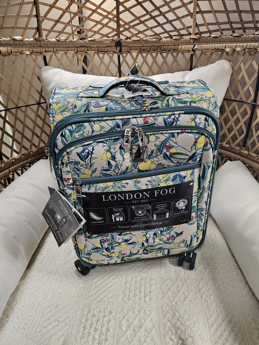 London Fog luggage carry on 20” expandable 8 wheels spinner lemon amalfi Italy